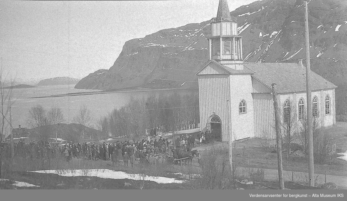 Begravelsesfølge til Haels og Eventsens på vei til Kåfjord Kirke 1932.