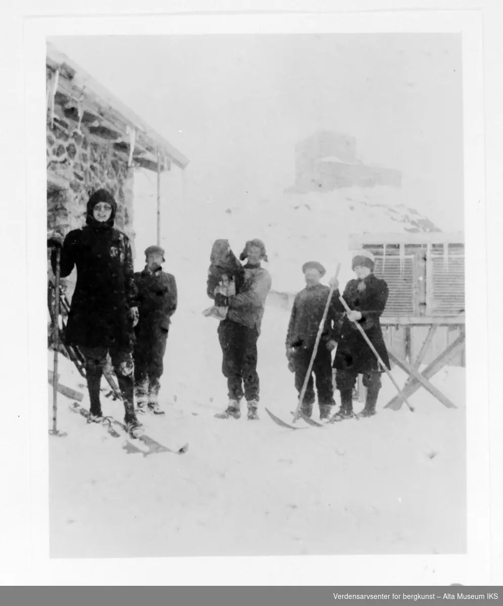 Gruppebilde av 6 personer utenfor nordlysobservatoriet på Haldde.