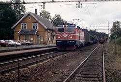 Svensk elektrisk lokomotiv Rc4 1295 med godstog i spor 2 på 