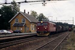 Elektrisk lokomotiv El 13 2126 med godstog i spor 2 på Såner