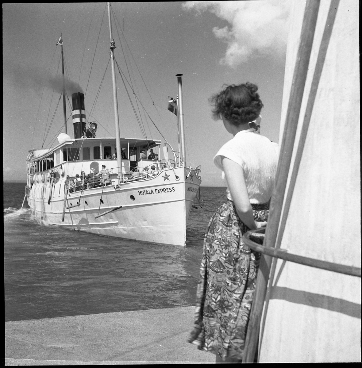 Kerstin Åsén och båten Motala Express, aug 1950