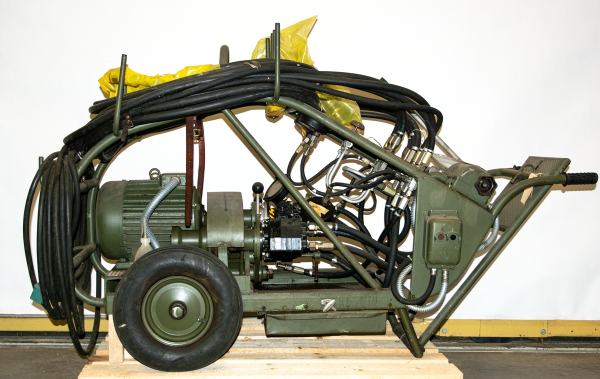 Hydraulprovningsaggregat för fpl 32 A, TK fpl 32. Monterad på vagn med två hjul. Motorn märkt CVV, nr 1214.