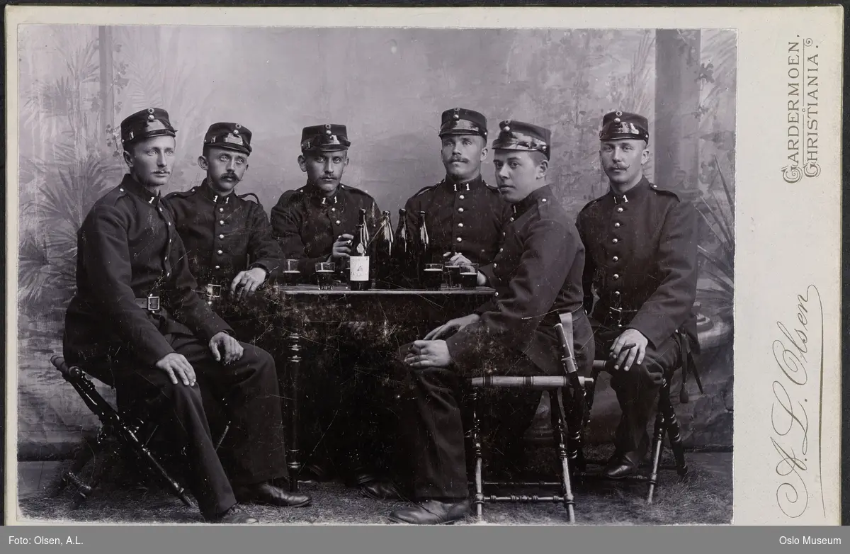 gruppe, menn, uniformer, sittende helfigur ved bord, cognac-flaske, glass