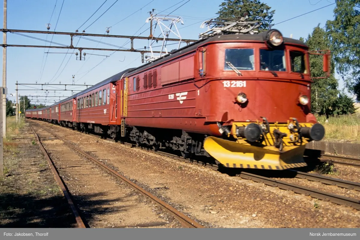 Elektrisk lokomotiv El 13 2161 med hurtigtog fra Oslo S til Halden, tog 121, i spor 2 på Såner stasjon