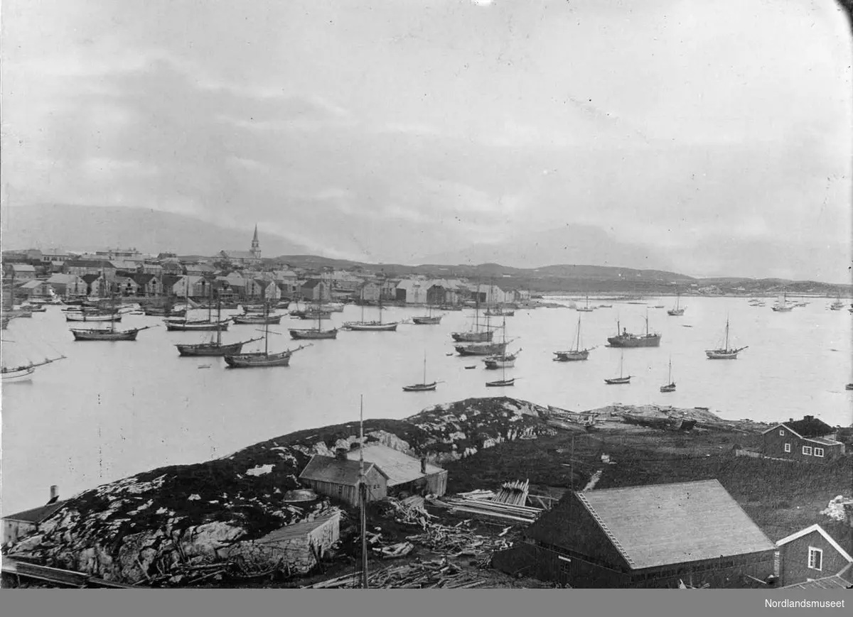 Bodø. 
Havnen med kjøpstaden i bakgrunnen. 

Foto Ukjent.