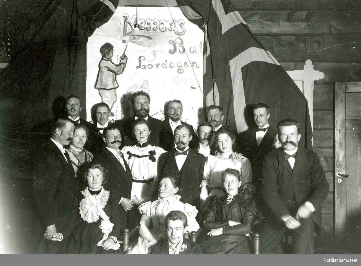 Mennesker. 
Funksjonærenes første Messeball i 1898. 

Foto Leire.