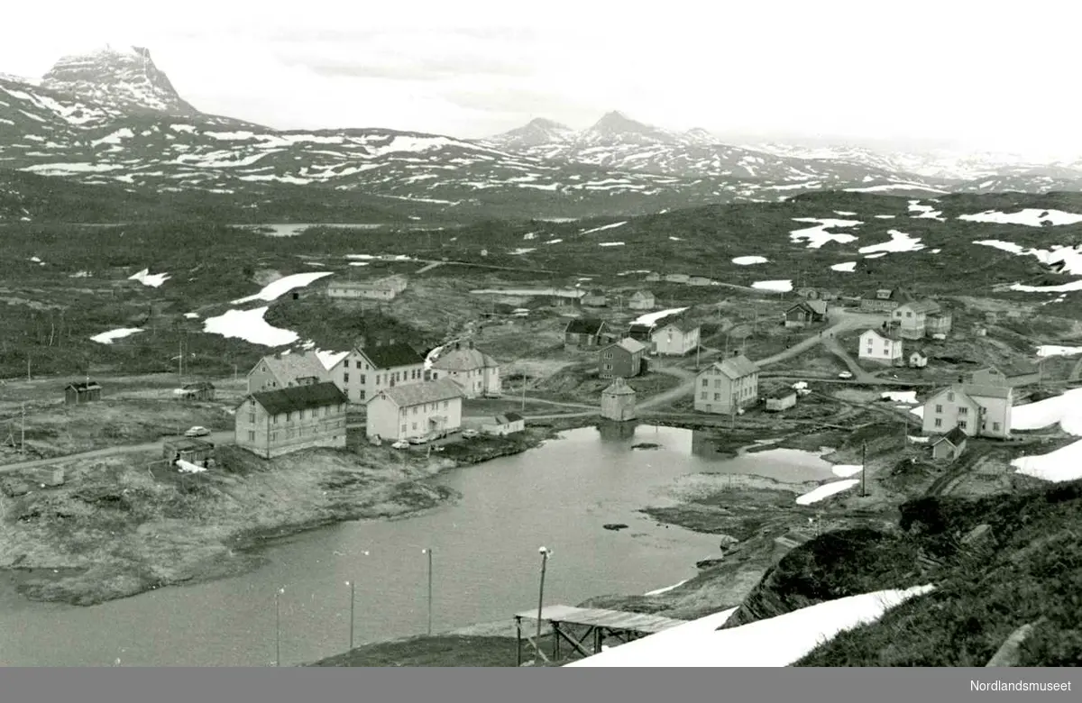 Jakobsbakken. 
Utsikt fra vest med den om vinteren flombelyste ”Storbakken” og Vaffelkak´tjønna i forgrunnen, ca 1950. Foto Ukjent.