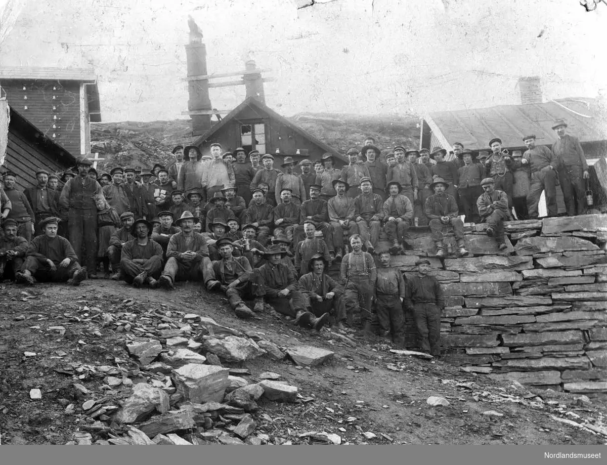 Jakobsbakken. Ca. 1905. Ansatte utenfor gruva. Foto Ukjent.