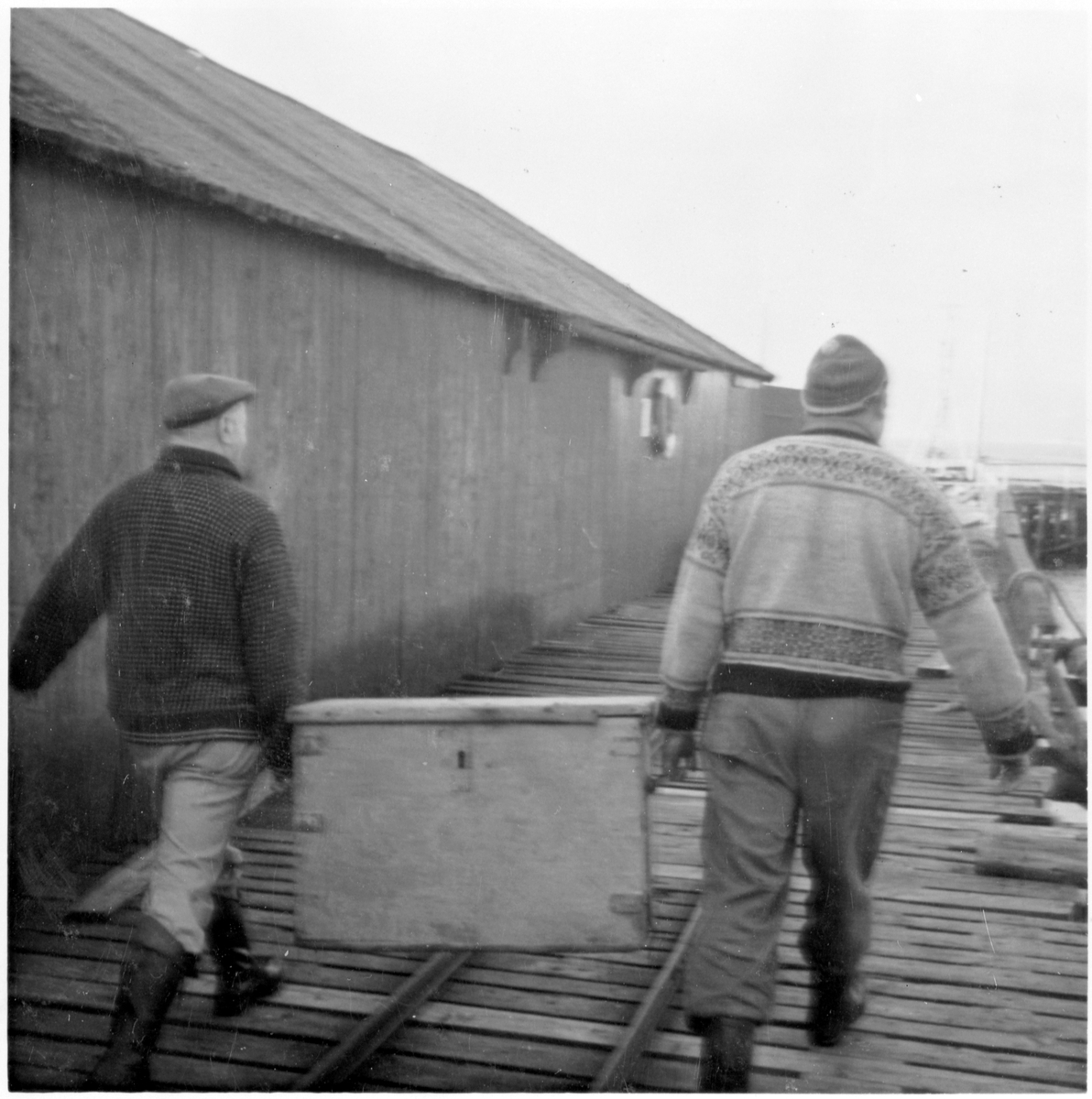 Petter Foss og Johan J. Tung bærer skipskista ombord, Stadsbygd