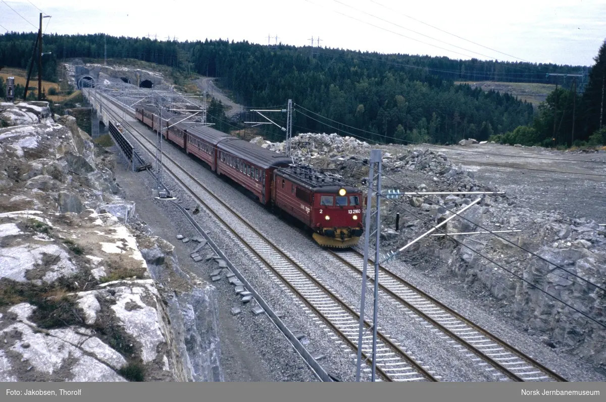Elektrisk lokomotiv El 13 2160 med hurtigtog fra Halden til Oslo S, tog 108, på nybygget dobbeltspor ved Hølendalen bru. Dette var første ordinære driftsdag på det nye dobbeltsporet