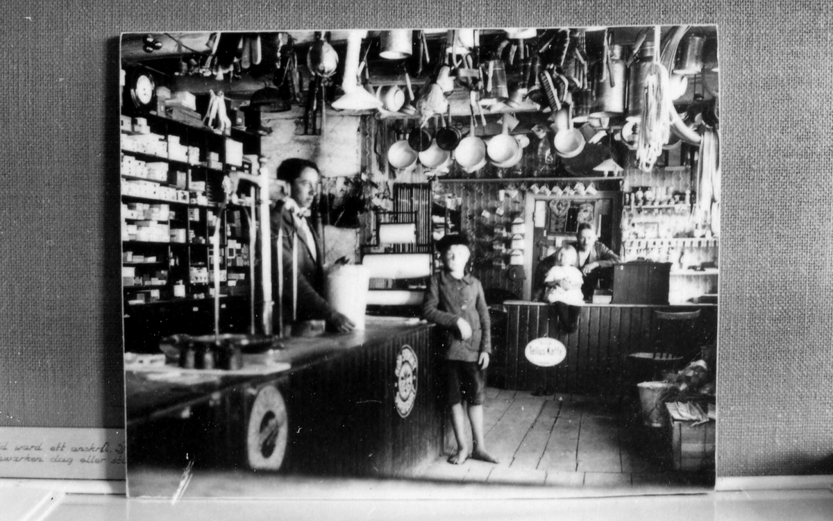 Laholm. Hishults sn. Hishult. Karl H Nilssons affär i Hishult, ca 1920. Tv. expediten Ivar Isaksson, som också tagit fotot. I bakgrunden Karl Nilsson med dotter Britta.