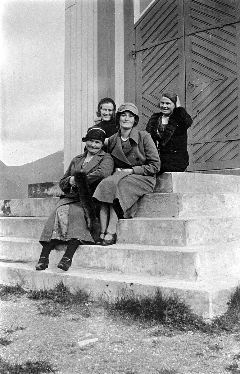 Fire damer på trapp utenfor Balsfjord kirke, Tennes