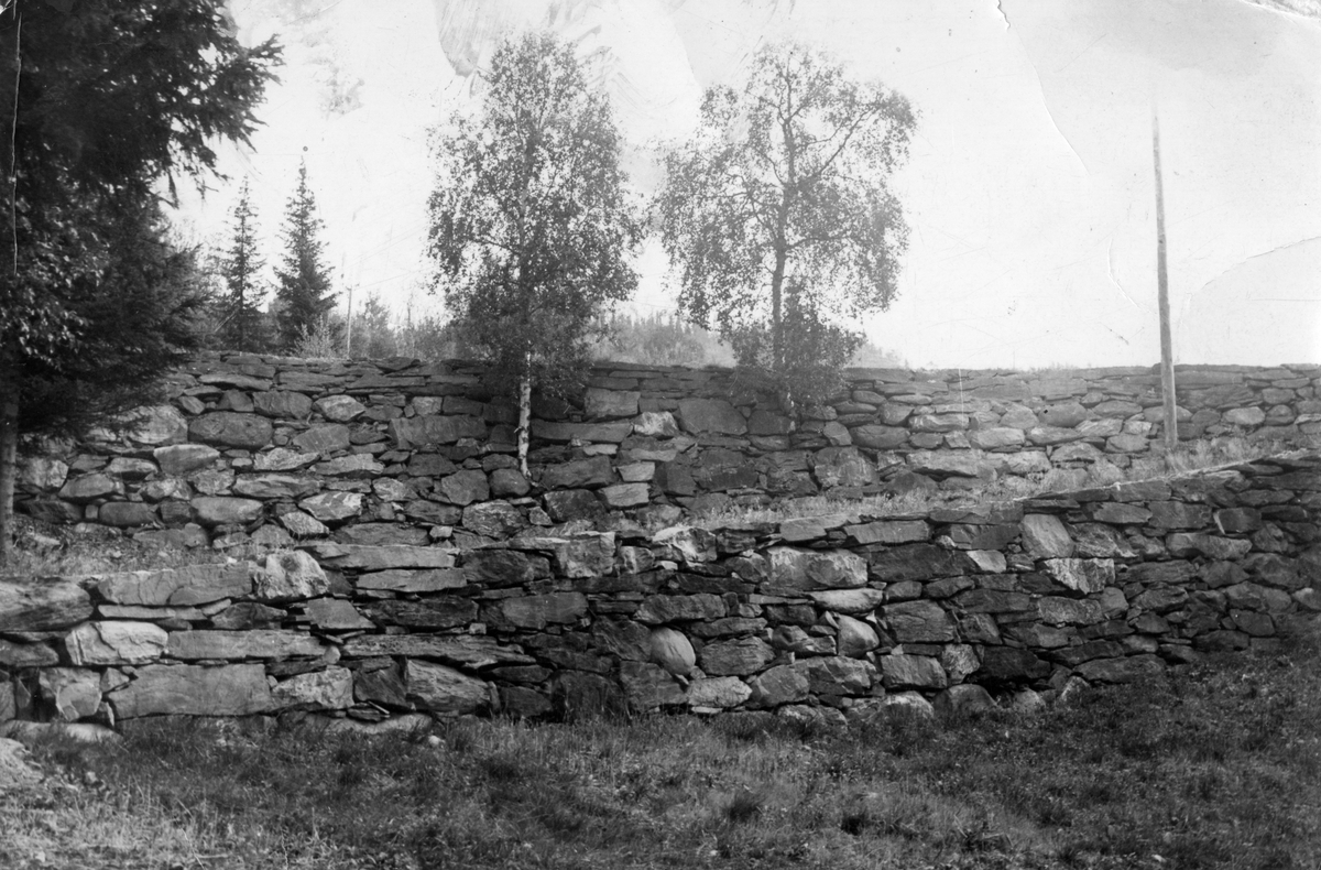 Mur på Berge gard i Skrautvol