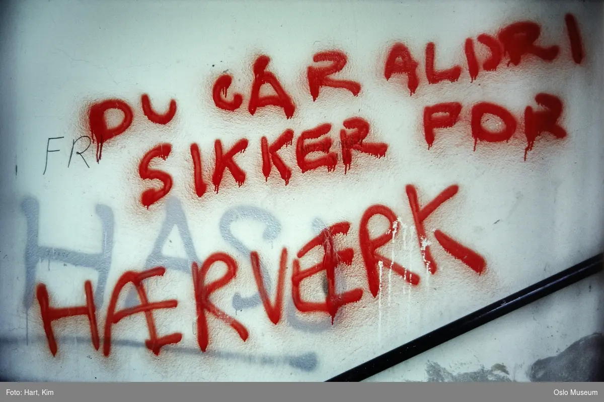 graffiti, slagord malt på vegg: Du går aldri sikker for hærverk