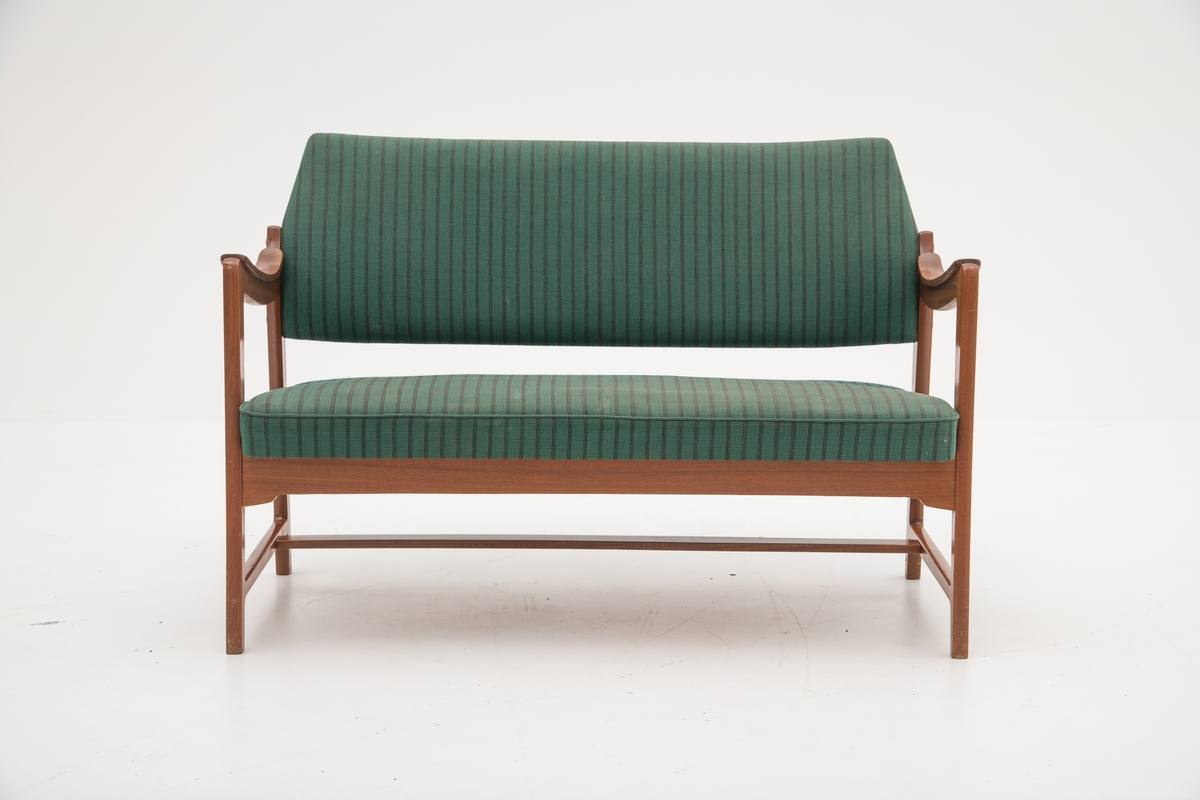 Sofa med stripete grønn tekstil. Modell: Venterom Ergo, tegnet av Olav Haug