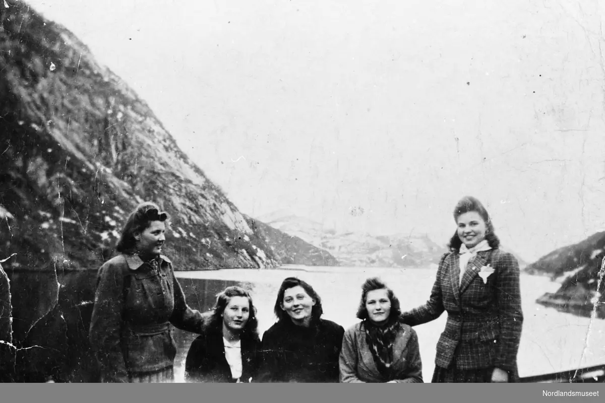 Maja, Johanna, Anne, Gunvor og Karly (1946) på fyllinga mellom Reitan og Elva i Aspfjorden.