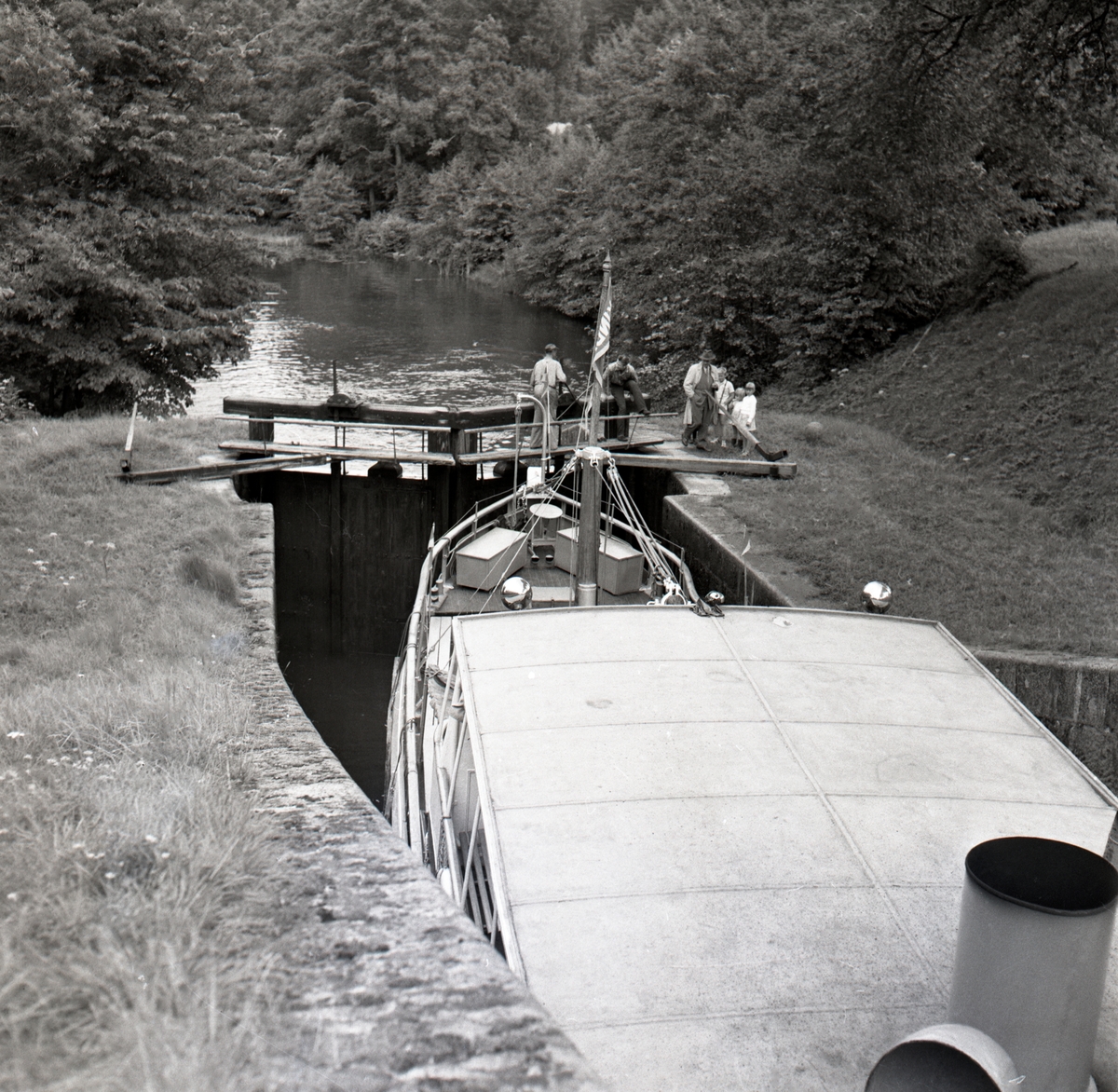 Båten har sjunkit färdigt. Klar för avfärd mot Linköping. Kinda kanal öppnades som farled 1871 och certifierades året därpå.

Extern upplysning: Bilden föreställer Kinda som upphörde sin trafik 1957, bilden är mer troligt tagen på 1950T.
Hamra slussar.