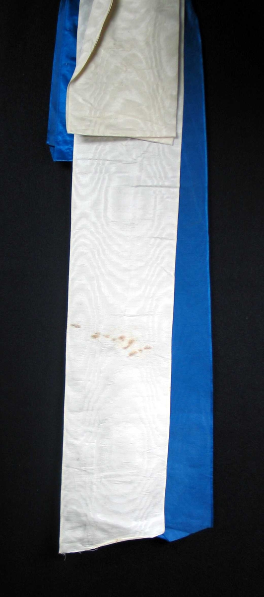 Begravelsessløyfe i blå og hvit silke uten tekst.