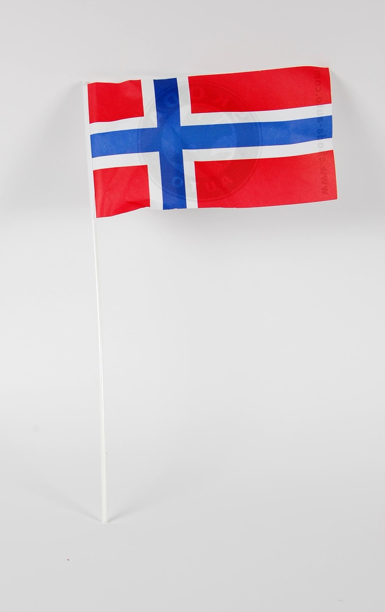Norsk miniatyrflagg i papir. På baksiden er det en logo for Skoda. Flagget er festet på et plastrør.