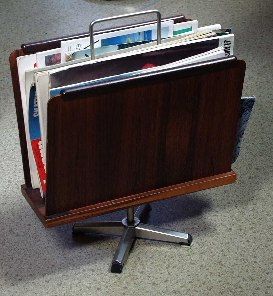 Holder i tre på dreibart stativ i metall.