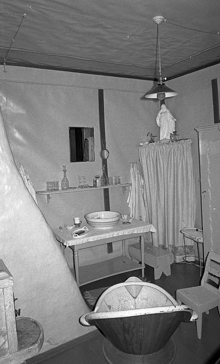 DOK:1971,
påkledningsværelse, badekar, stol,