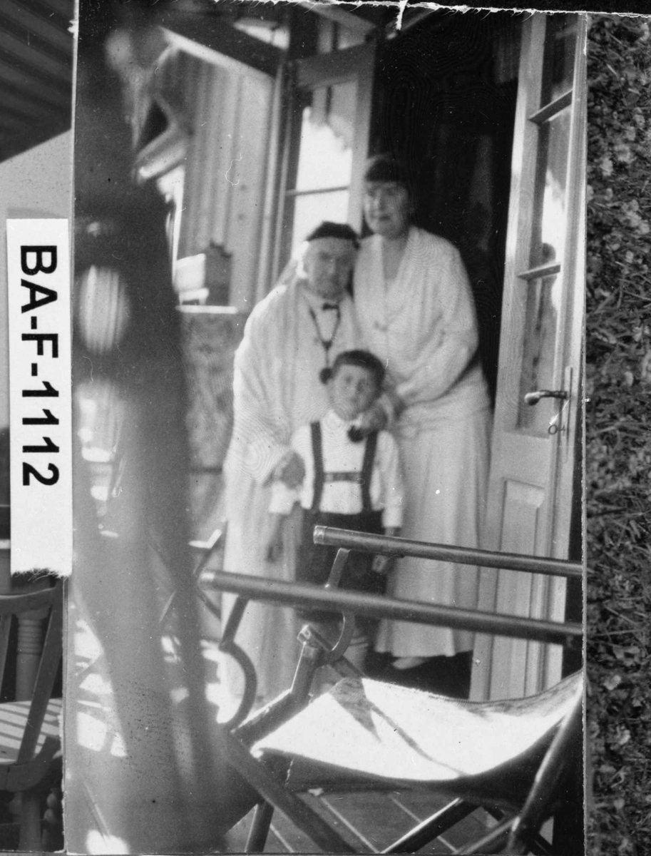 Fotomontasje i svart/hvitt rammet inn med glass og enkel trelist. Amatørbilder.