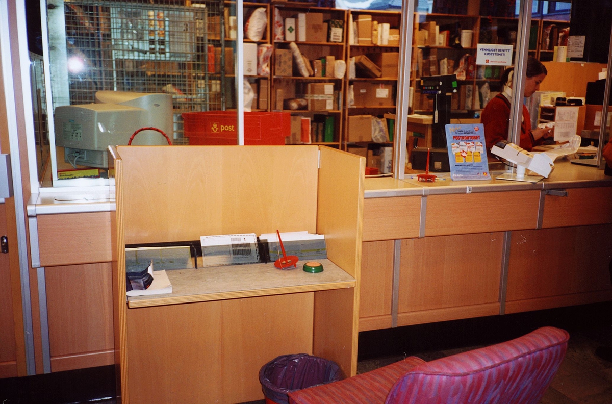 interiør, postkontor, 2000 Lillestrøm, skrivebord for publikum, blankettstativ med blanketter, skranke, pakker