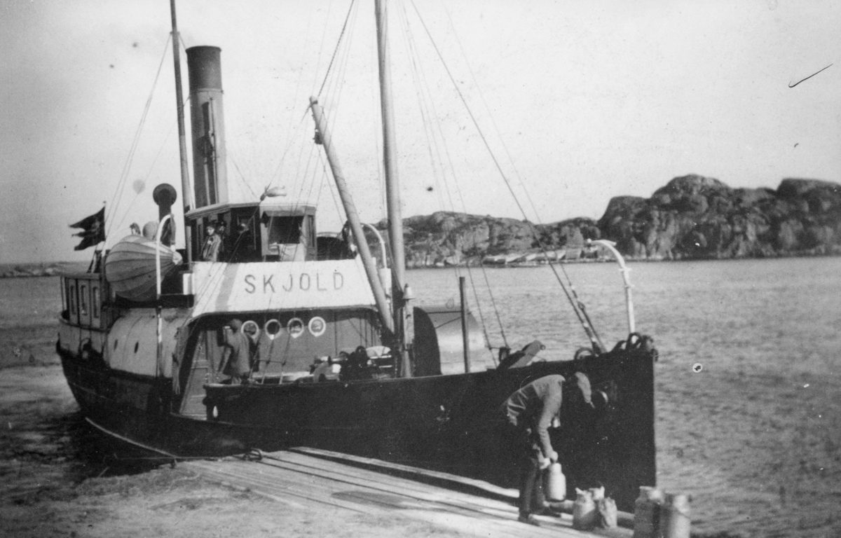 transport båt, Skottevik, rutebåten Skjold, ved kai, mann