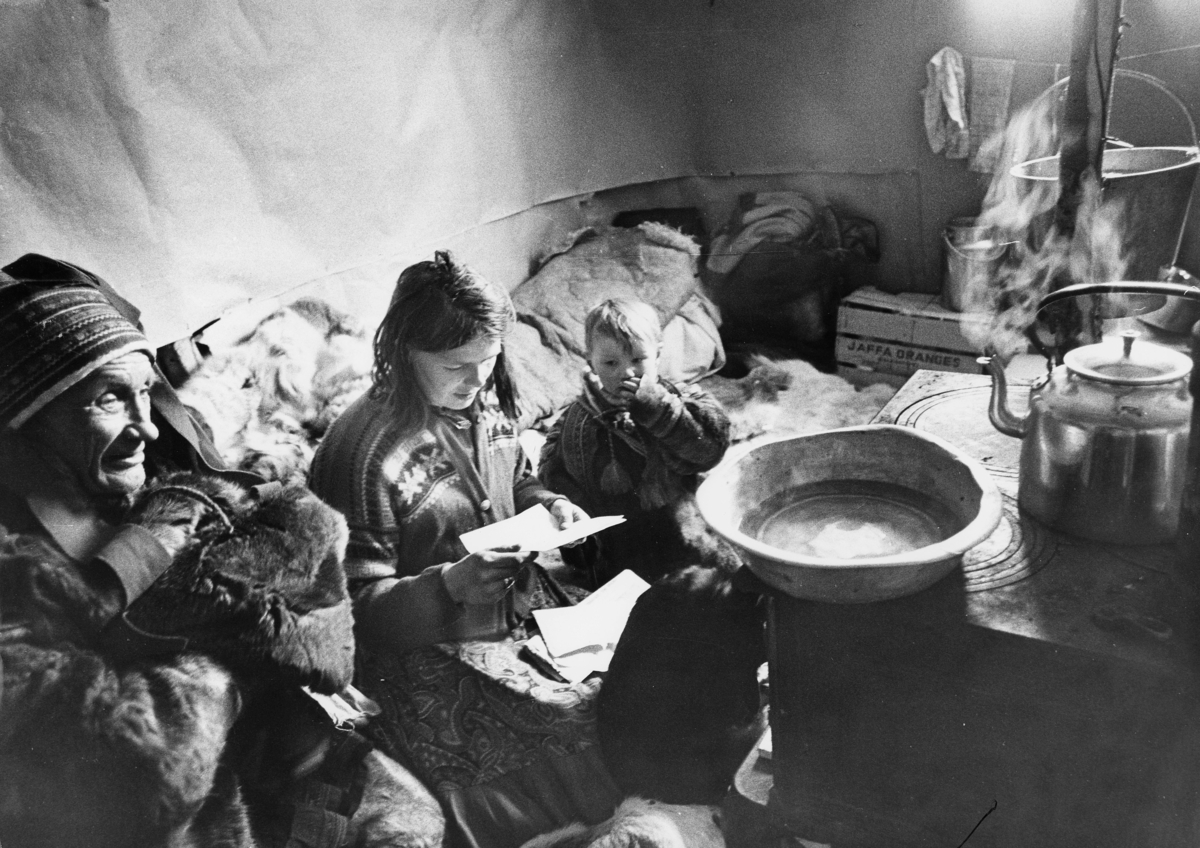 omdeling, samisk område, samer som leser brev, inne i en gamme