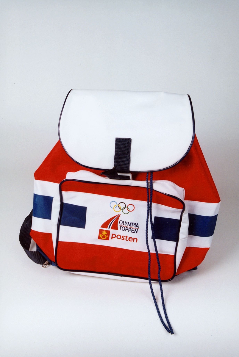 Postmuseet, gjenstander, ryggsekk i norske nasjonalfarger med OL-ringer, Olympiatoppen og Postens logo.