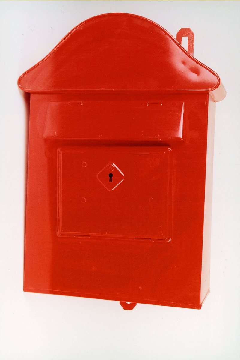 Rød postkasse, ubrukt kasse uten tekst og logo.