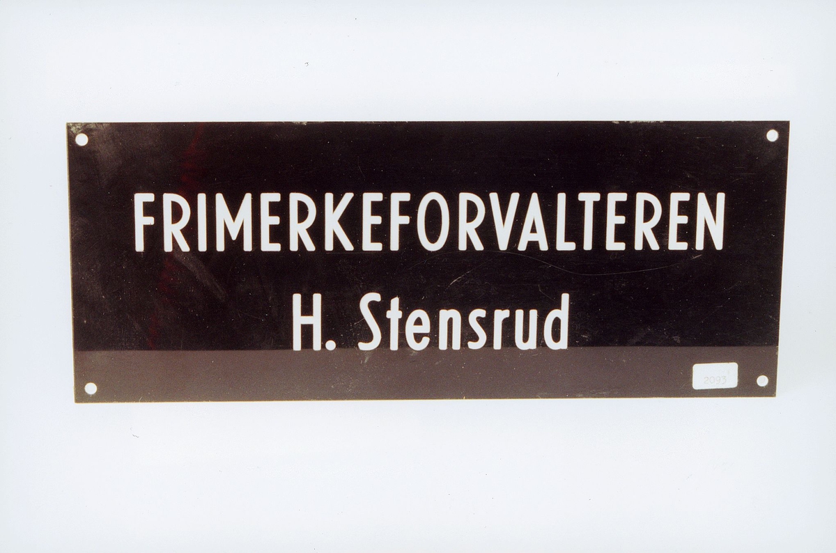 Tekst: Frimerkeforvalteren H. Stensrud.
Hvit tekst på sort bunn.
