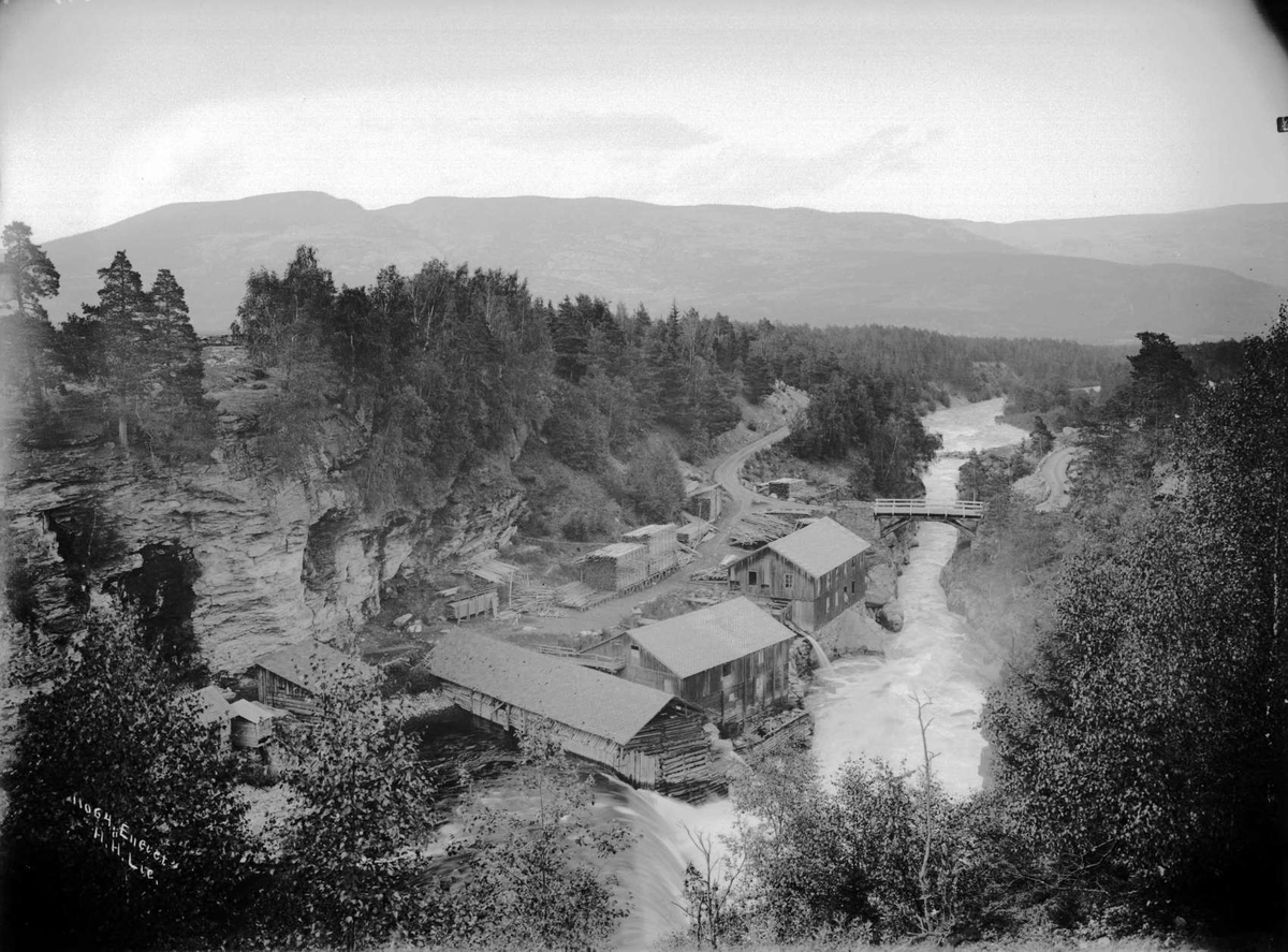 Kort: 25.07.1908. Nord-Fron. Gården Bø med Kongsli og Kvam i bakgrunnen. N.Fron. Bolighus, gjerde, trær, fjellformasjoner.
