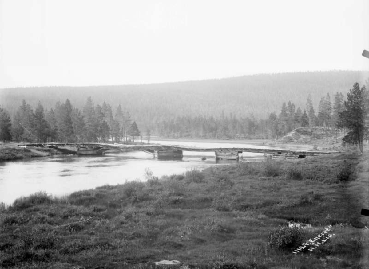 Nord-Fron 02.09.1908. Slangen bro nedenfra, elv, skog.