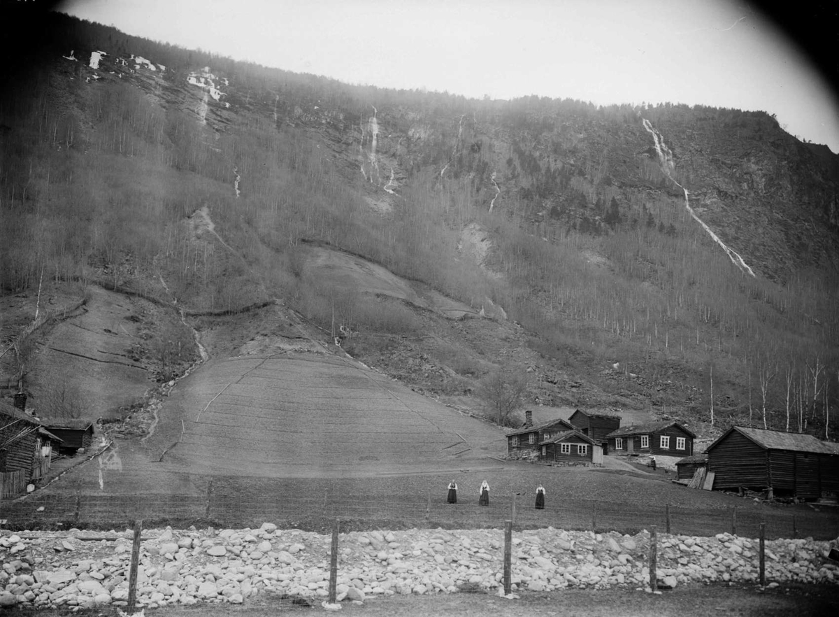 Kort: Nordre Kleivmillom, også kalla Rogne, Sel. 2/5 1913.  Gr.nr. 253/2. Legg merke til vatningsanlegget.