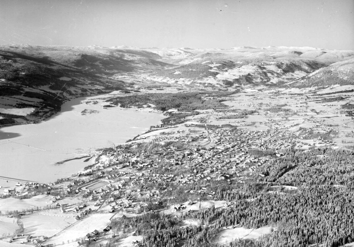 Flyfoto, Lillehammer by mot Lågen, Nordre Ål  og Fåberg, vinter 