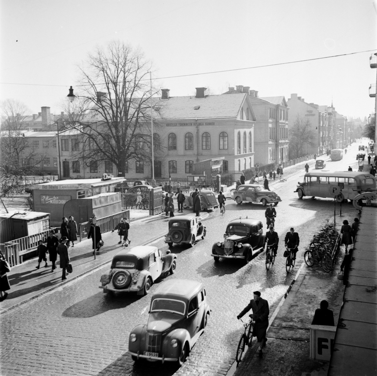 Einar Jagerwalls första bok,  sid. 39: Trafiken på S:t Larsgatan och Drottninggatan blev med åren allt tätare. KFUM-huset i bakgrunden.