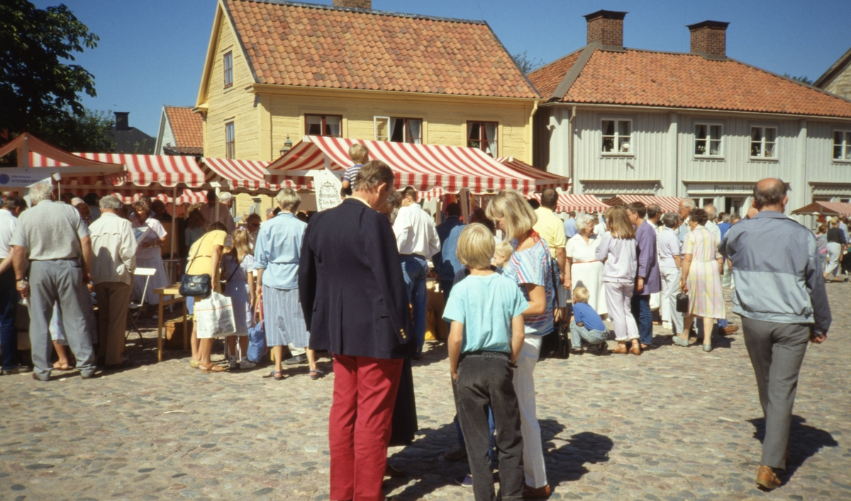Folksamling inför Carl Bildts torgmöte i Gamla Linköping.