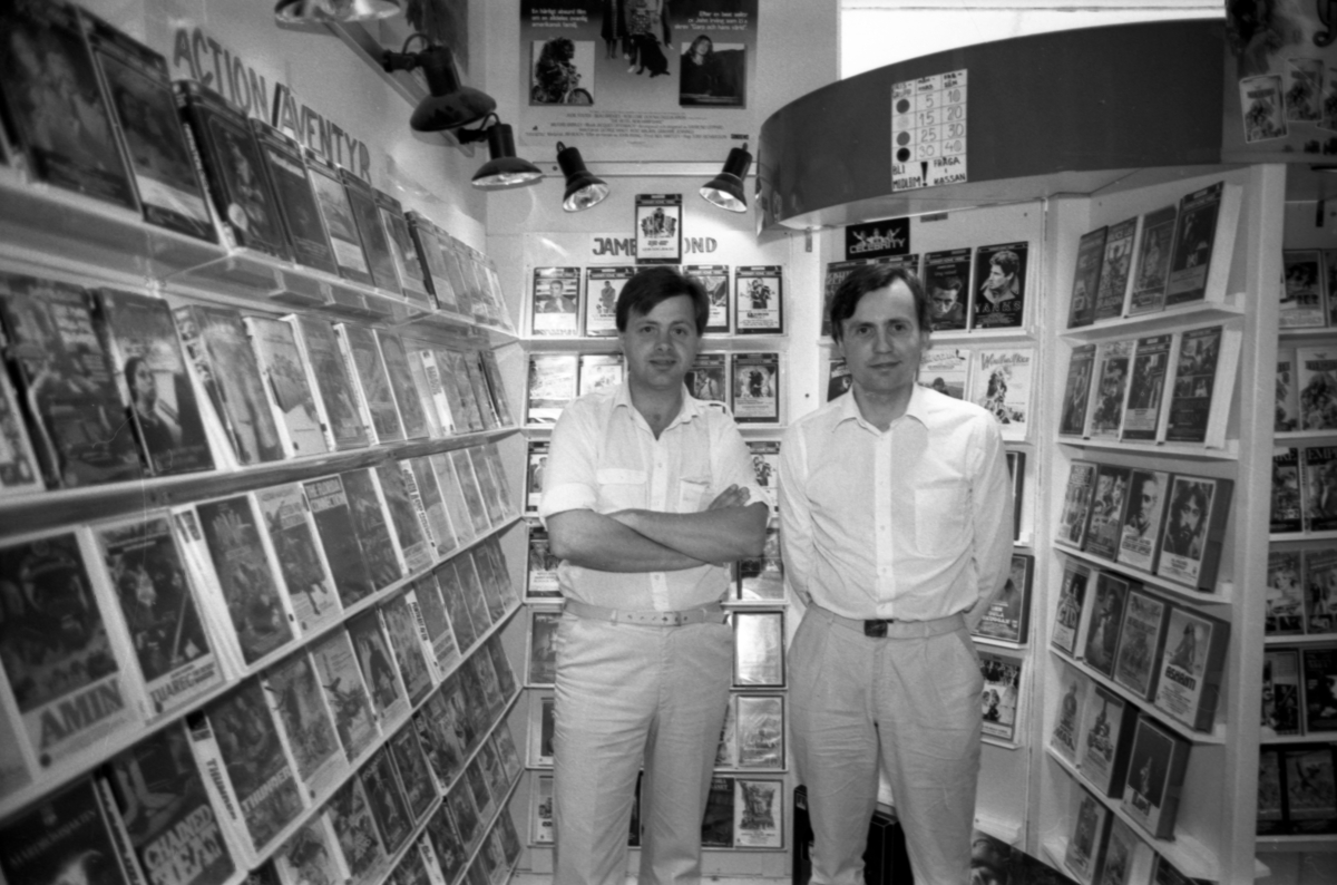 Två män i en videobutik. Filbyterhuset