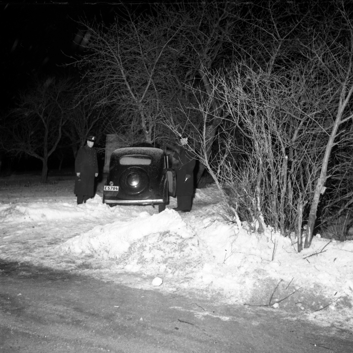 Efter att ha blivit jagade av poliser i radiobil, har ett par biltjuvar slutligen hejdats i Hackefors av ett träd. Bil. Krock. Singelolycka.