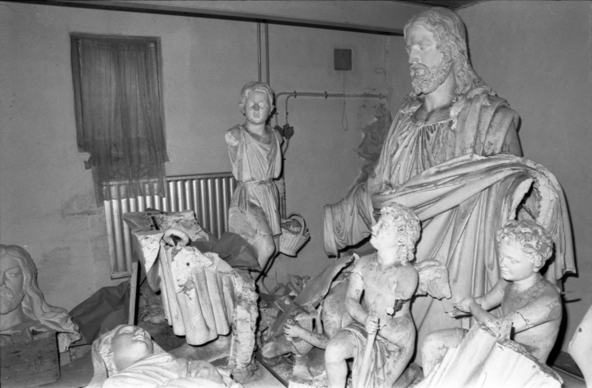 Altarfigurerna från Linköpings Domkyrka. Nedsågade och arkiverade i Domprostgårdens källare.