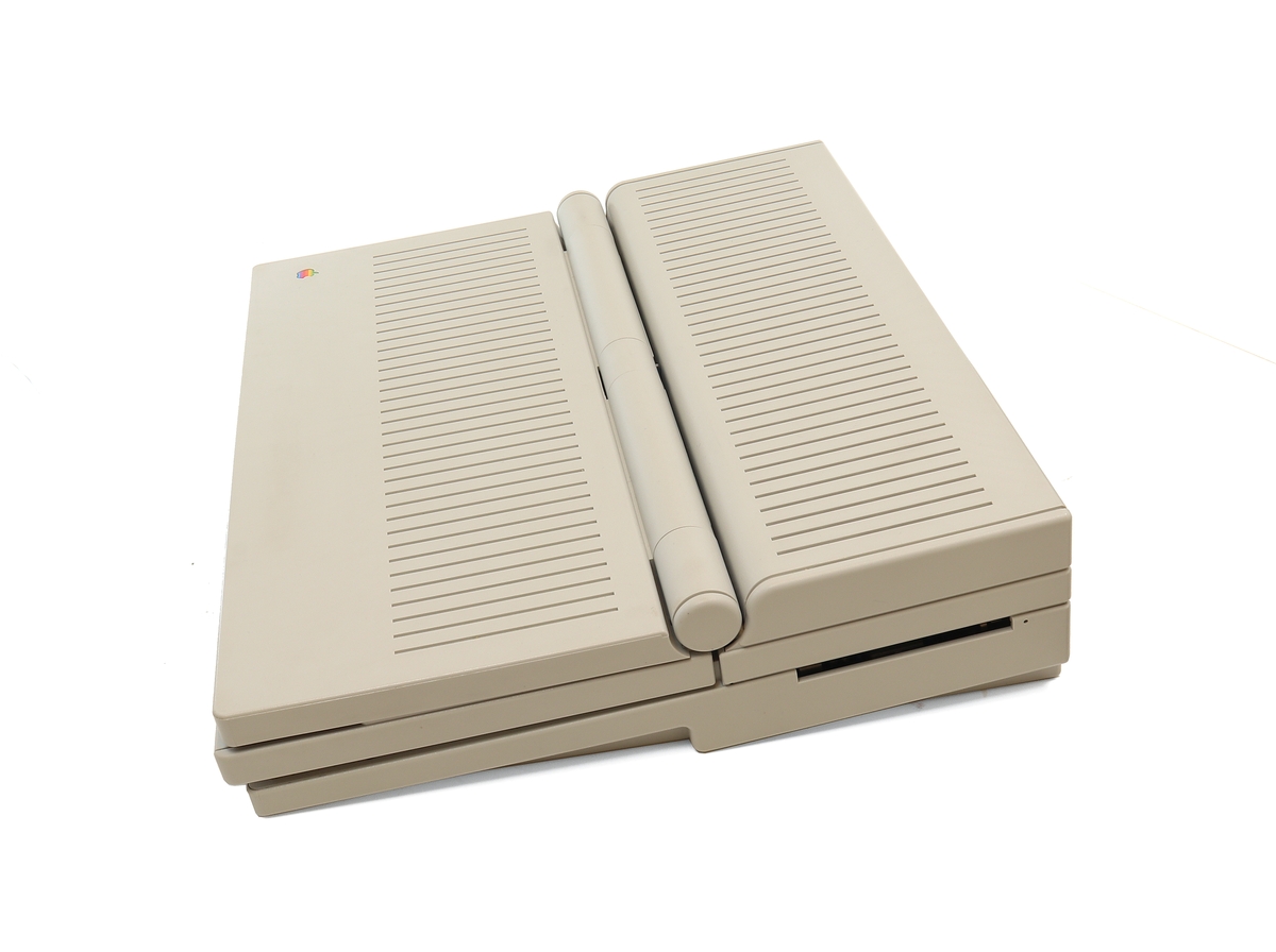 Macintosh Portable M5120 tillverkad 1989, med tillhörande laddsladd och dataväska.