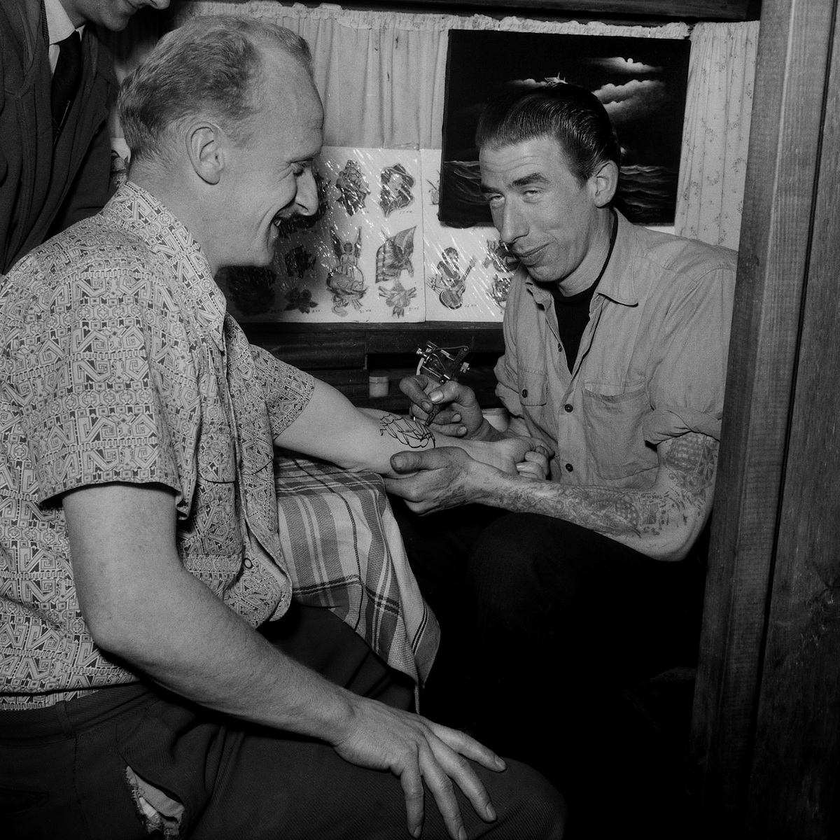 Tatueraren Tato Jim från Danmark på besök med sin rullande tatuerarstudio, 1956.