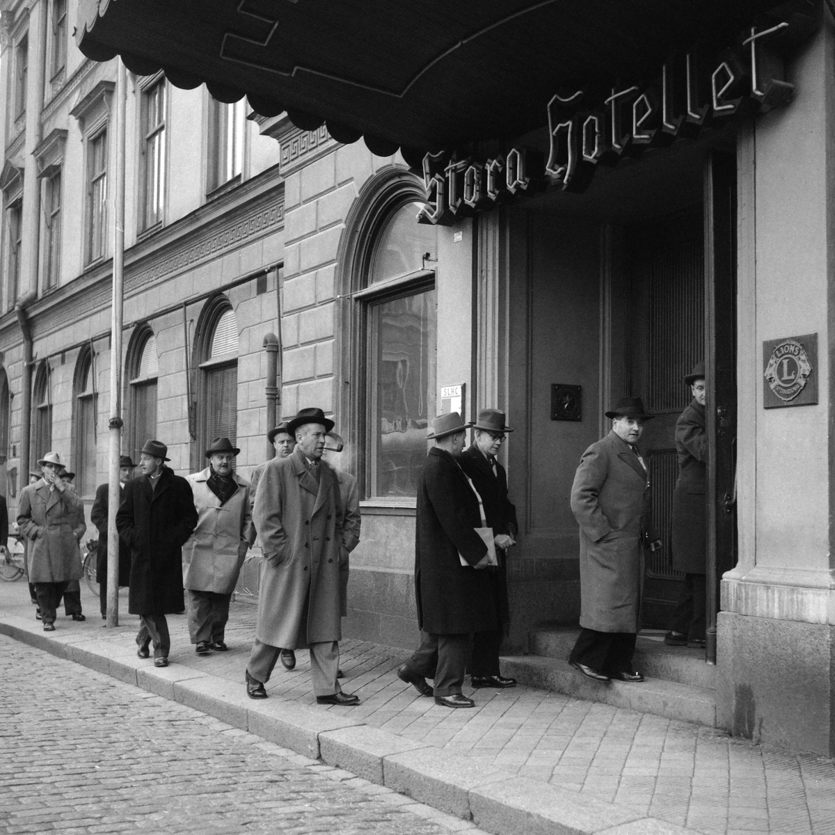 Herrar på väg in till Stora hotellet, 1957.