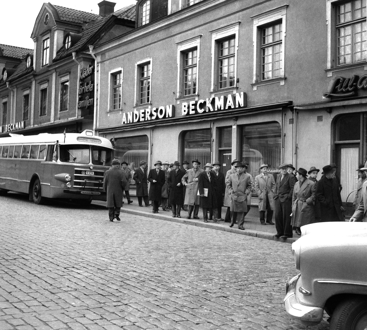 Herrar på väg in till Stora hotellet, 1957.