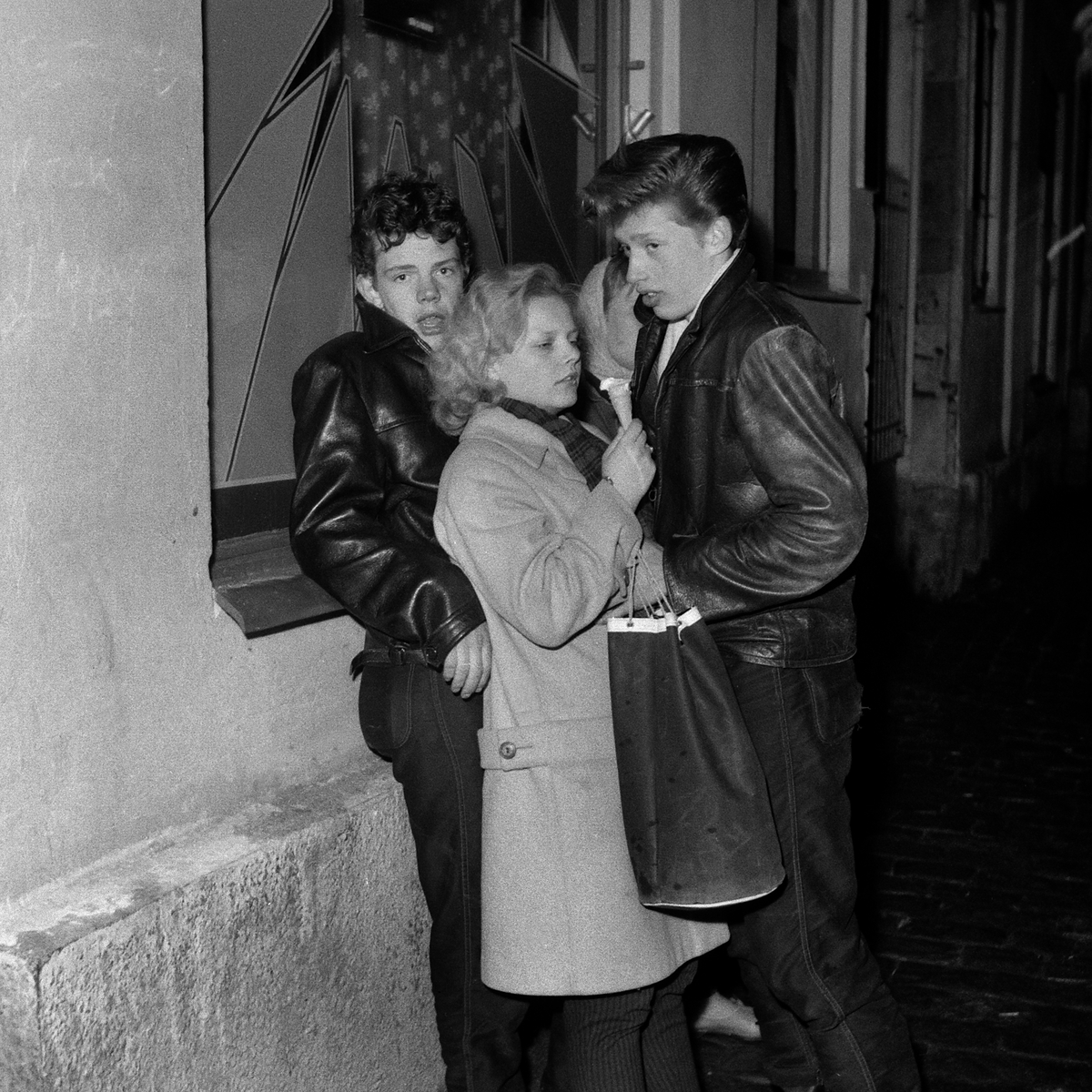 Påskkravaller på stan vid Klostergatan, 1958.