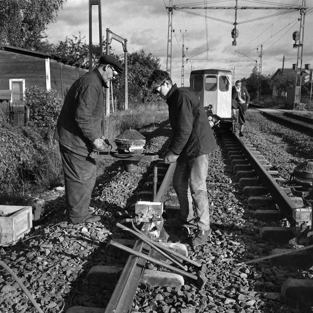 Rallare reparerar rälsen vid Tomteboda, 1958.