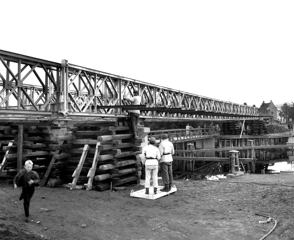 Militären bygger bro över Stångån i höjd med ASJ, 1959.