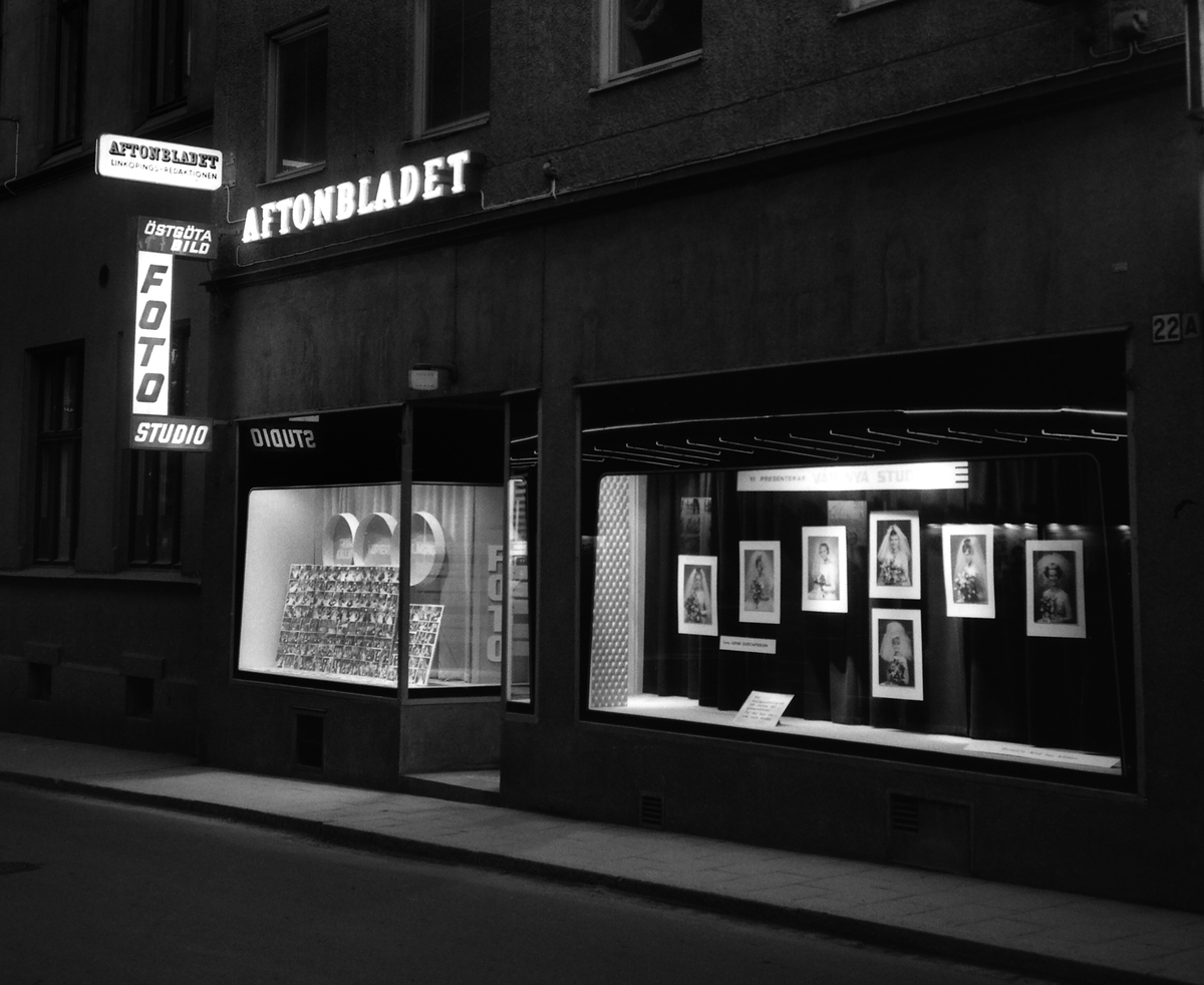 Kvällsbild på Studio Östgötabilds skyltfönster på Ågatan, 1964.