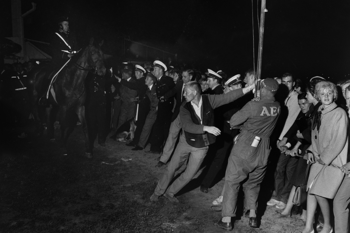 "Nu i natt" kravaller med ridande polis i Folkets park, 1964.
